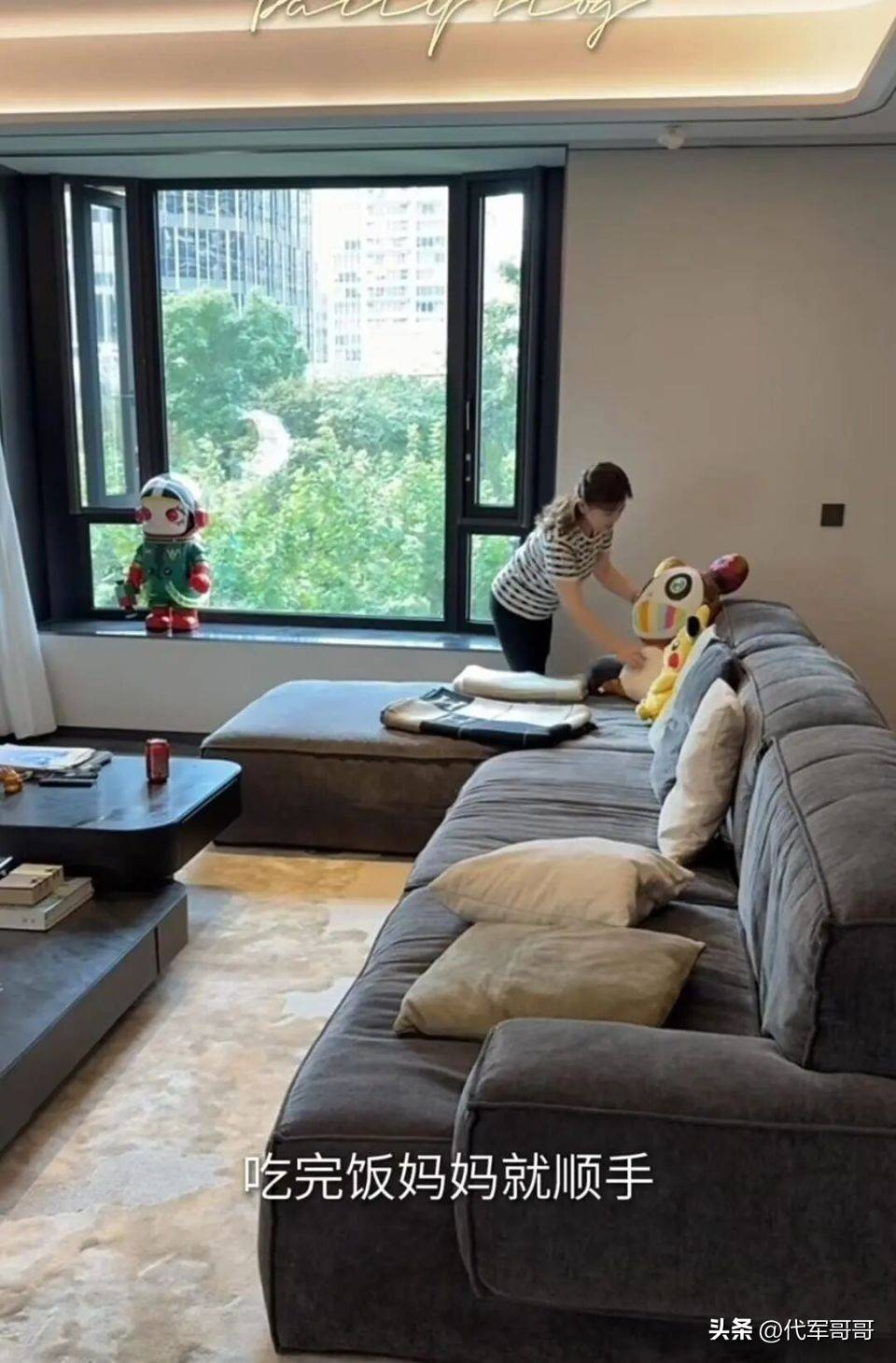 首出镜年轻漂亮像40岁抢着打扫卫生pg模拟器宣云晒上海豪宅潘玮柏岳母(图4)