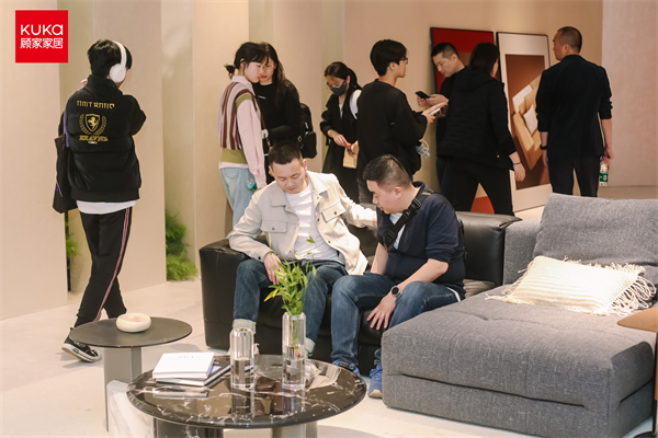 携客餐厅新品亮相2025深圳国际家具展pg电子平台重构生活新场景 顾家家居(图1)